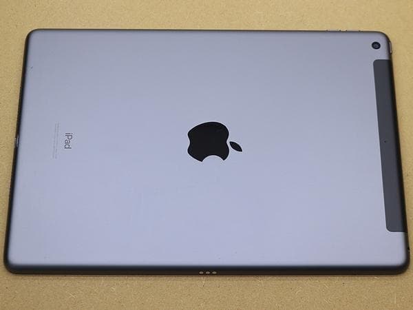 か*ん様 第8世代　iPad　 32GB　SIMロック解除済　正常動作確認済　管