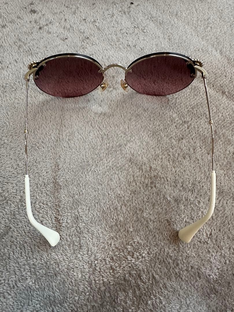 miu miu マニエール パール付きラウンドサングラス