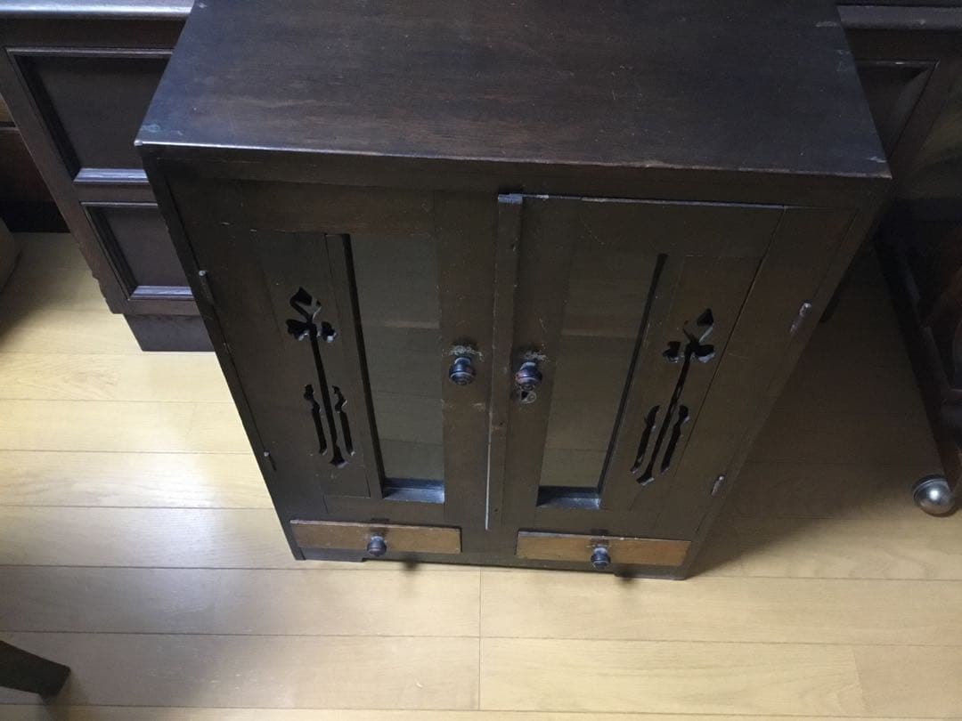 キャビネット　装飾ガラス扉　アンティーク　本箱