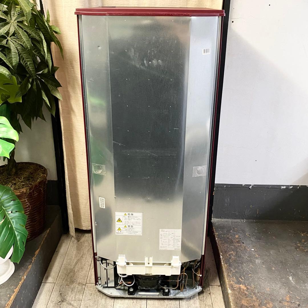 かたちはシンプルなのにワインレッドの派手さがイイ！2ドア冷凍冷蔵庫184L