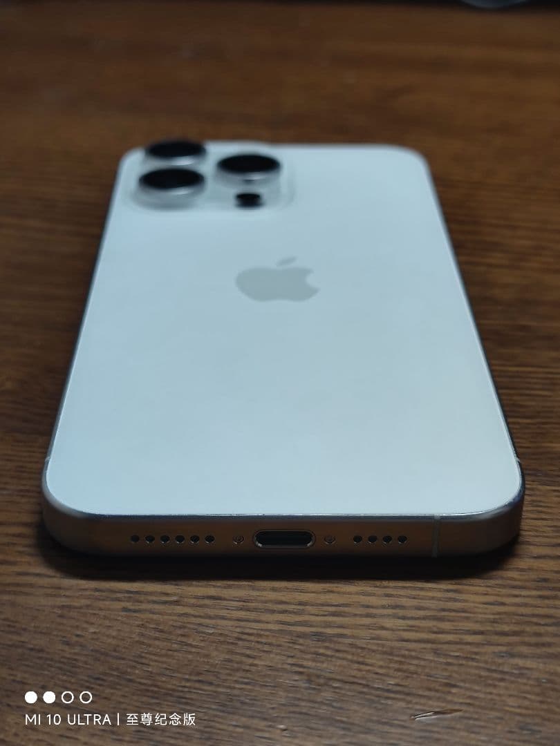 傷ありApple iPhone 15 Pro Max ホワイトチタニウム本体のみ