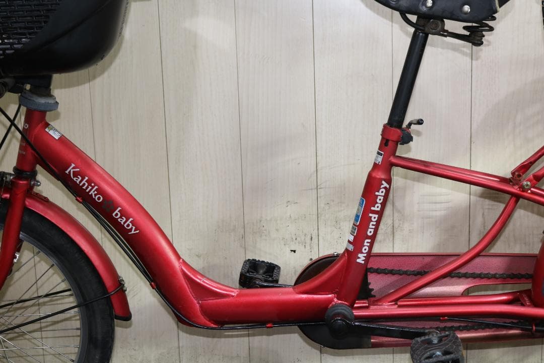赤いシティサイクル チャイルドシート付き