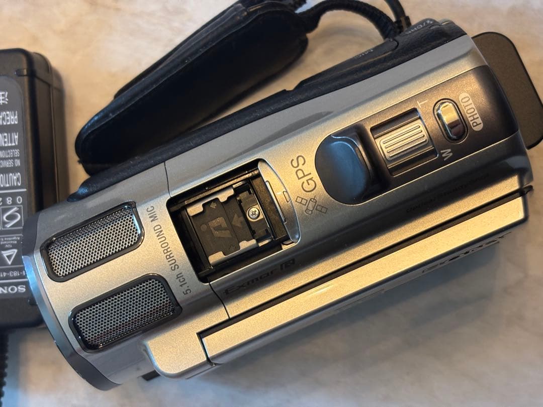 【美品】SONY HDR-CX560V ハンディカム ビデオカメラ シルバー
