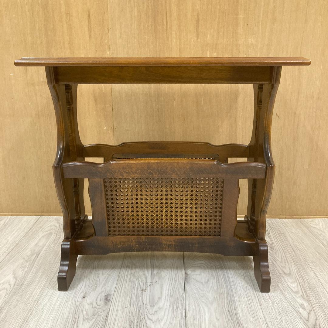 【カリモク】コロニアル　マガジンラック付き サイドテーブル