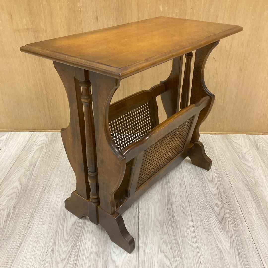 【カリモク】コロニアル　マガジンラック付き サイドテーブル