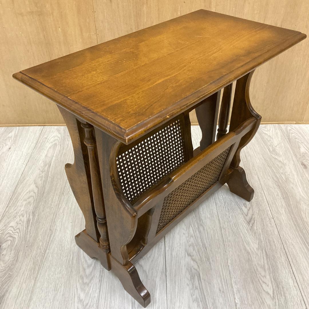 【カリモク】コロニアル　マガジンラック付き サイドテーブル