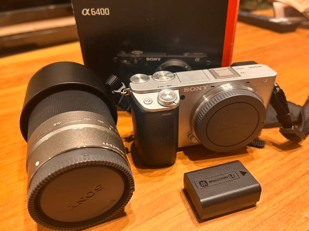 人気のシルバー色カメラ　SONY α6400 ミラーレス一眼カメラセット