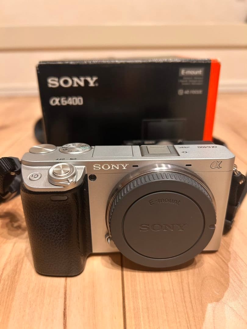 人気のシルバー色カメラ　SONY α6400 ミラーレス一眼カメラセット