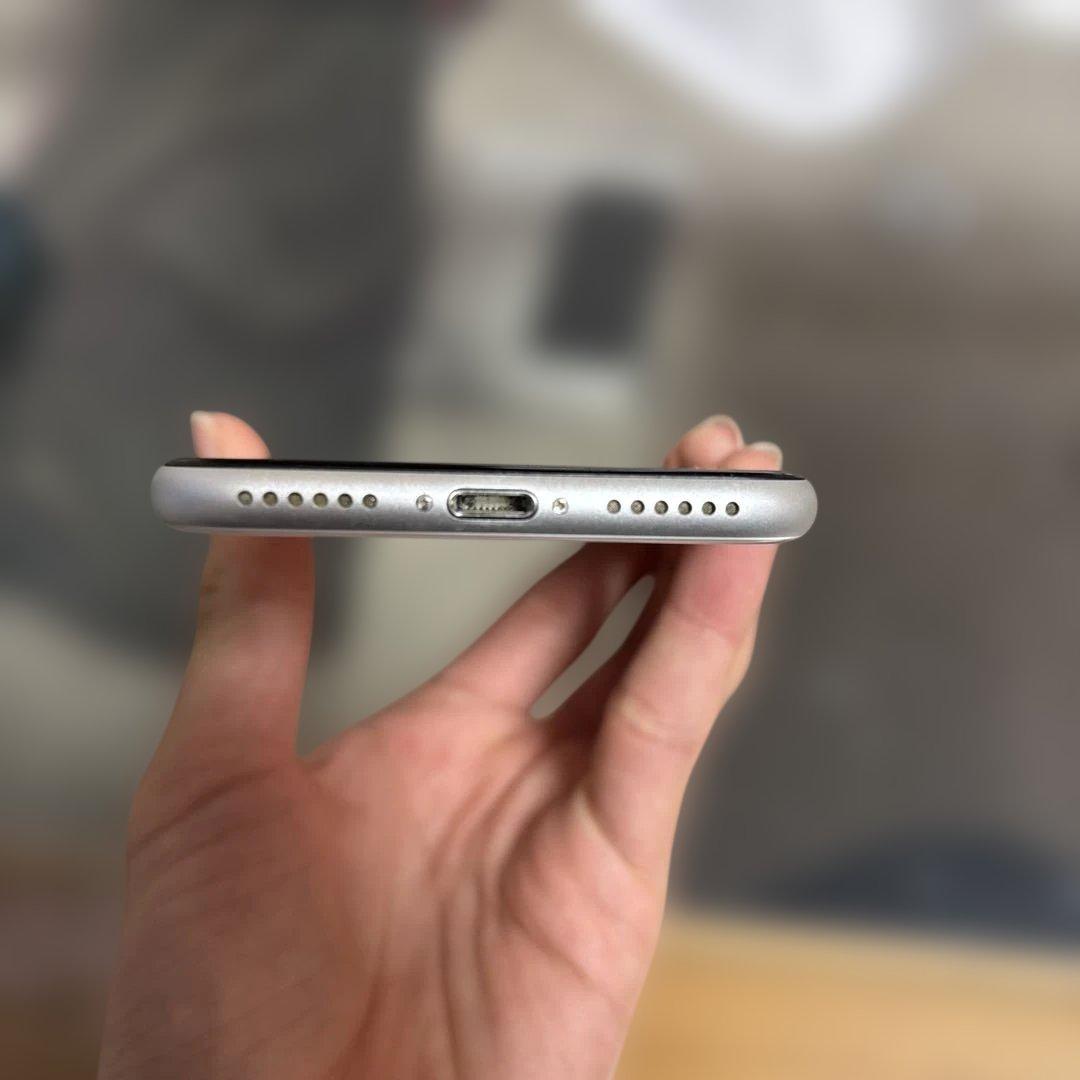 Apple iPhone SE 第2世代 ホワイト 本体 64GB ケース付き