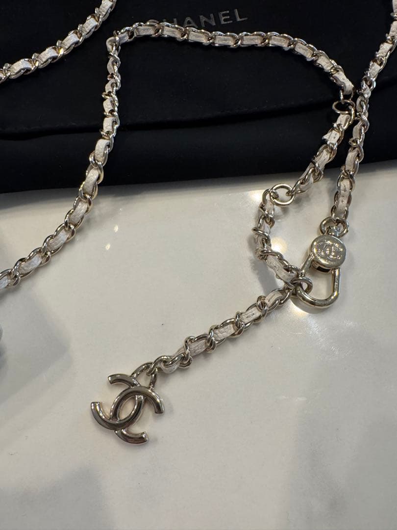 CHANEL ホワイト レザー ショルダーバッグ