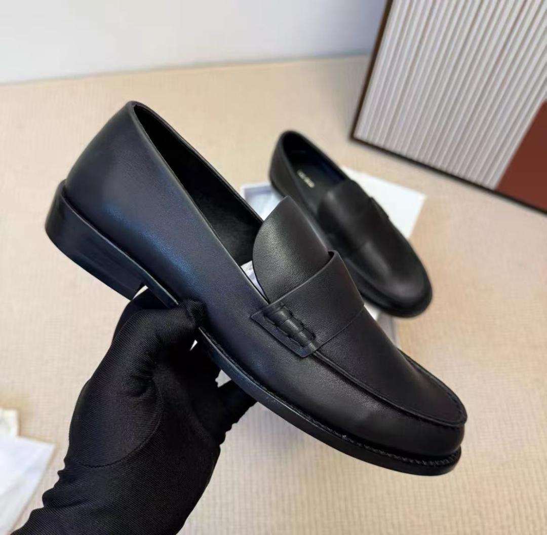 THE ROW 黒いレザー ローファー スリッポン