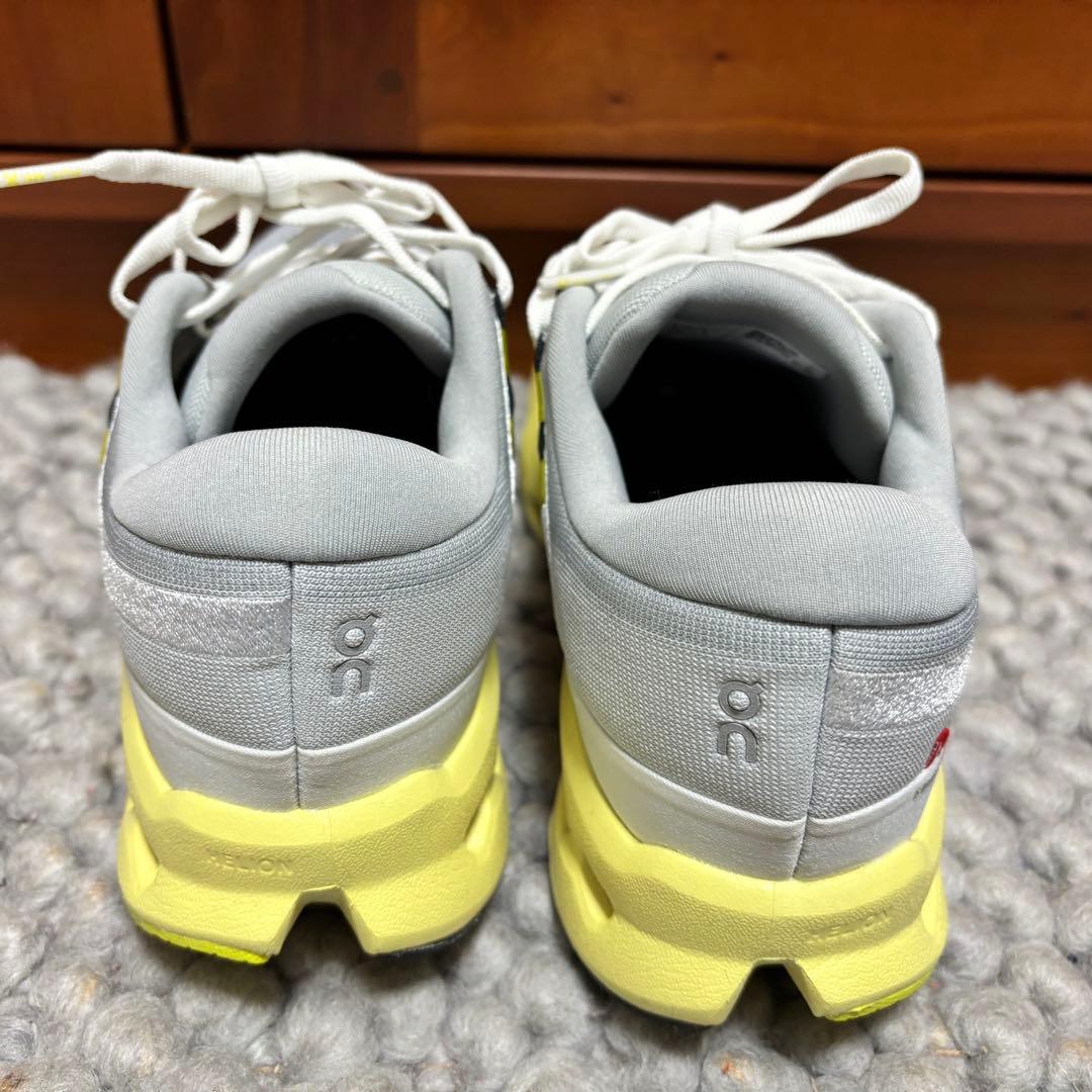 新品同様　on オン　Cloudsurfer 2 スニーカー　ライトグレー