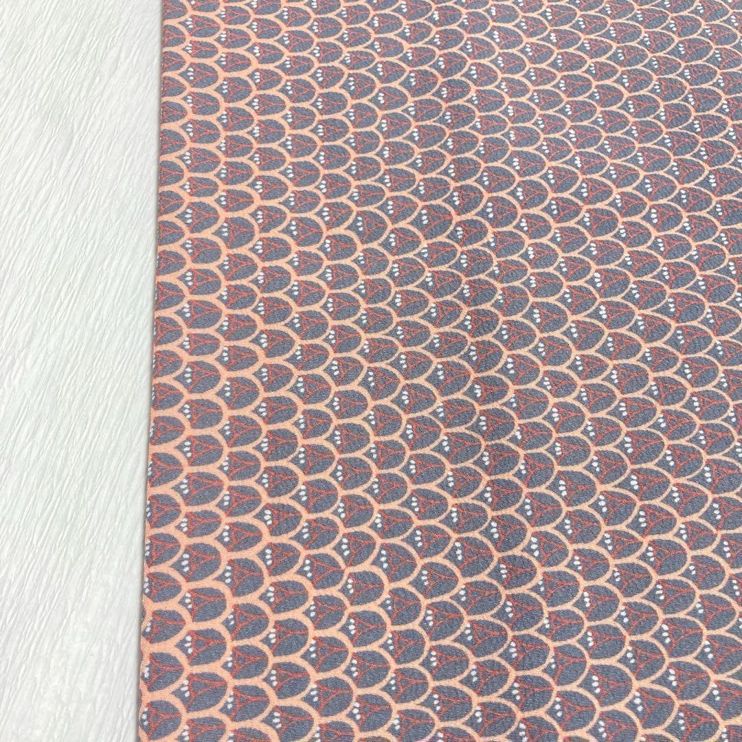【美品✨】東レシルック　洗える着物　小紋　灰色　幾何学文　袷　グレー　薄橙　L1
