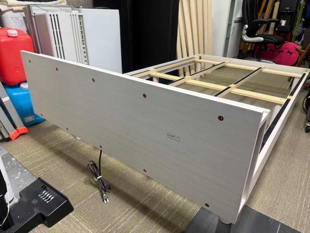 【美品】アイリス　セミダブルサイズ　ベッドフレーム　棚付コンセント付き　ホワイト