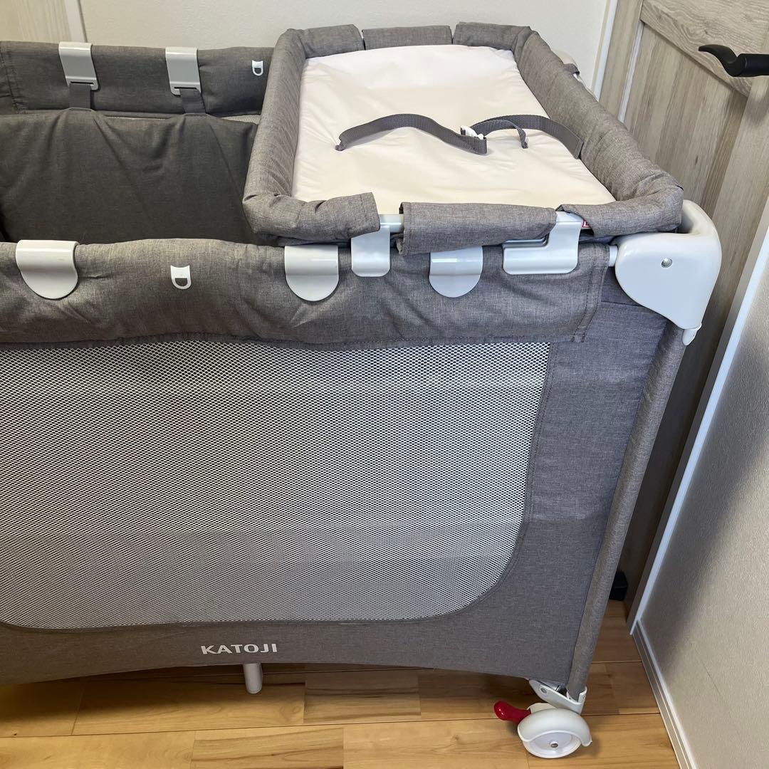 美品 KATOJI カトージ ポータブルベビーベッド おむつ替えテーブル付