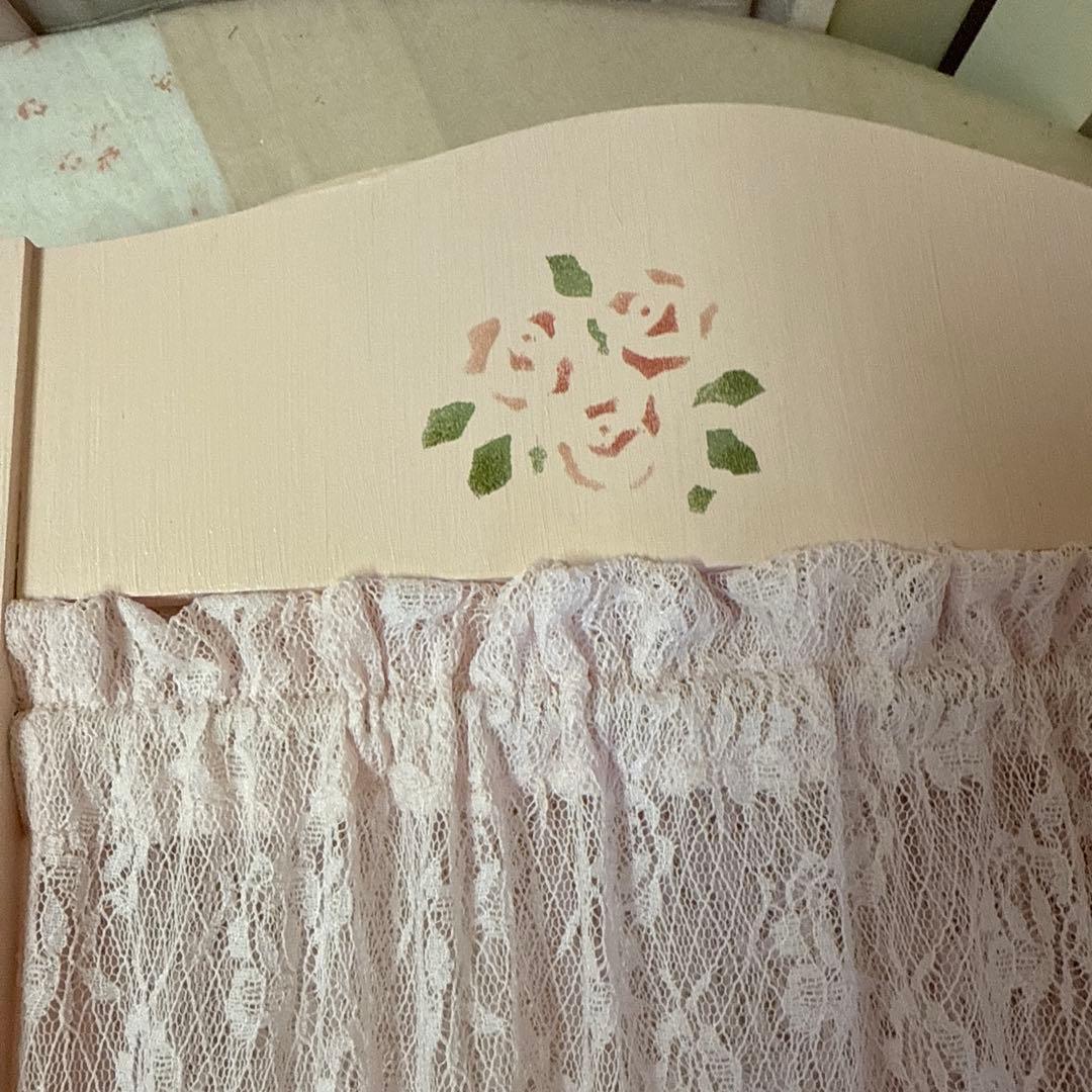 ピンクのレースカーテン付きミニパーティション　卓上仕切り　目隠しスクリーン