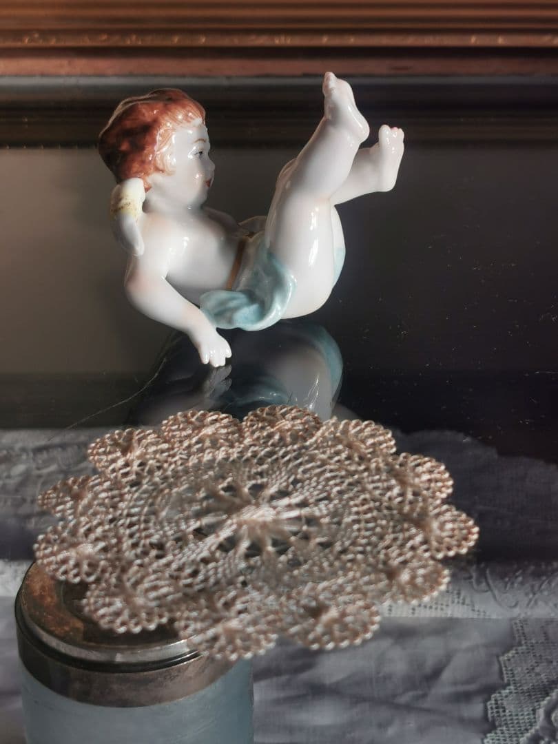 アンティークドイツポーセリン でんぐり返し子供天使 造形美フィギュリン レース付