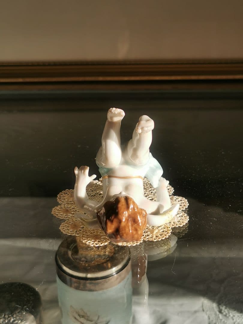 アンティークドイツポーセリン でんぐり返し子供天使 造形美フィギュリン レース付