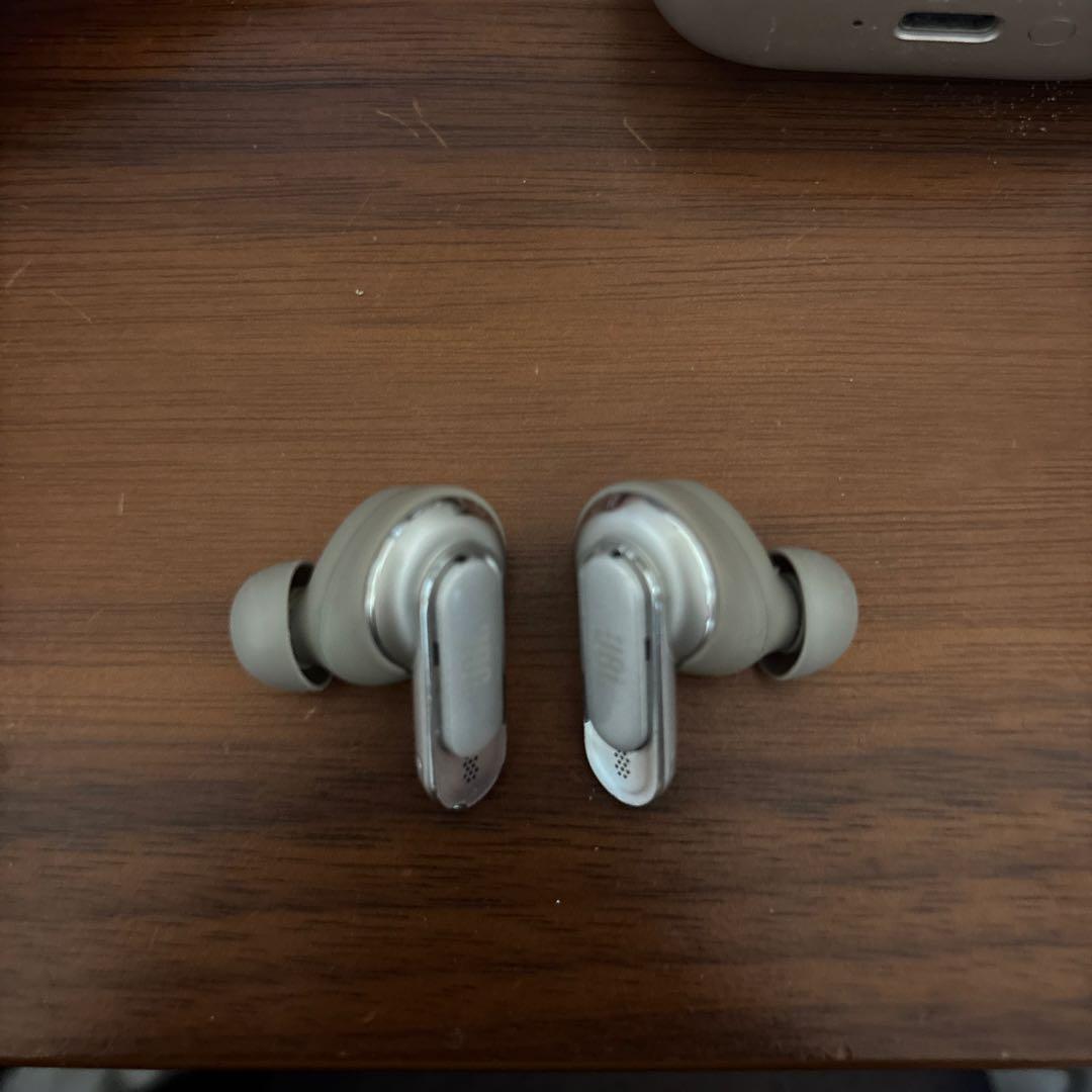 JBL ワイヤレスイヤホン シルバー デジタル表示付き