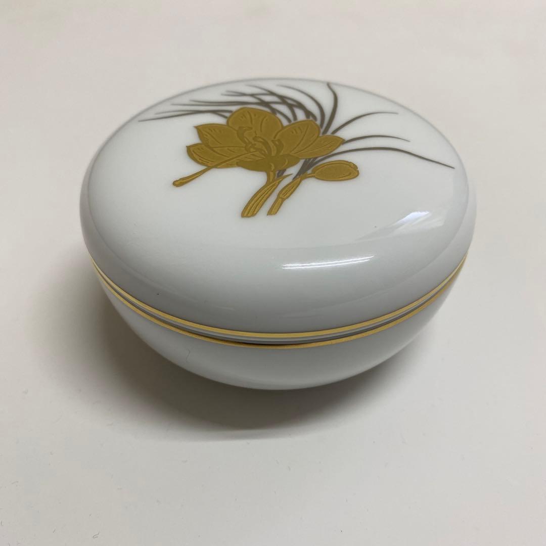 大倉陶器　蓋物　皇居の花　コガネサフラン