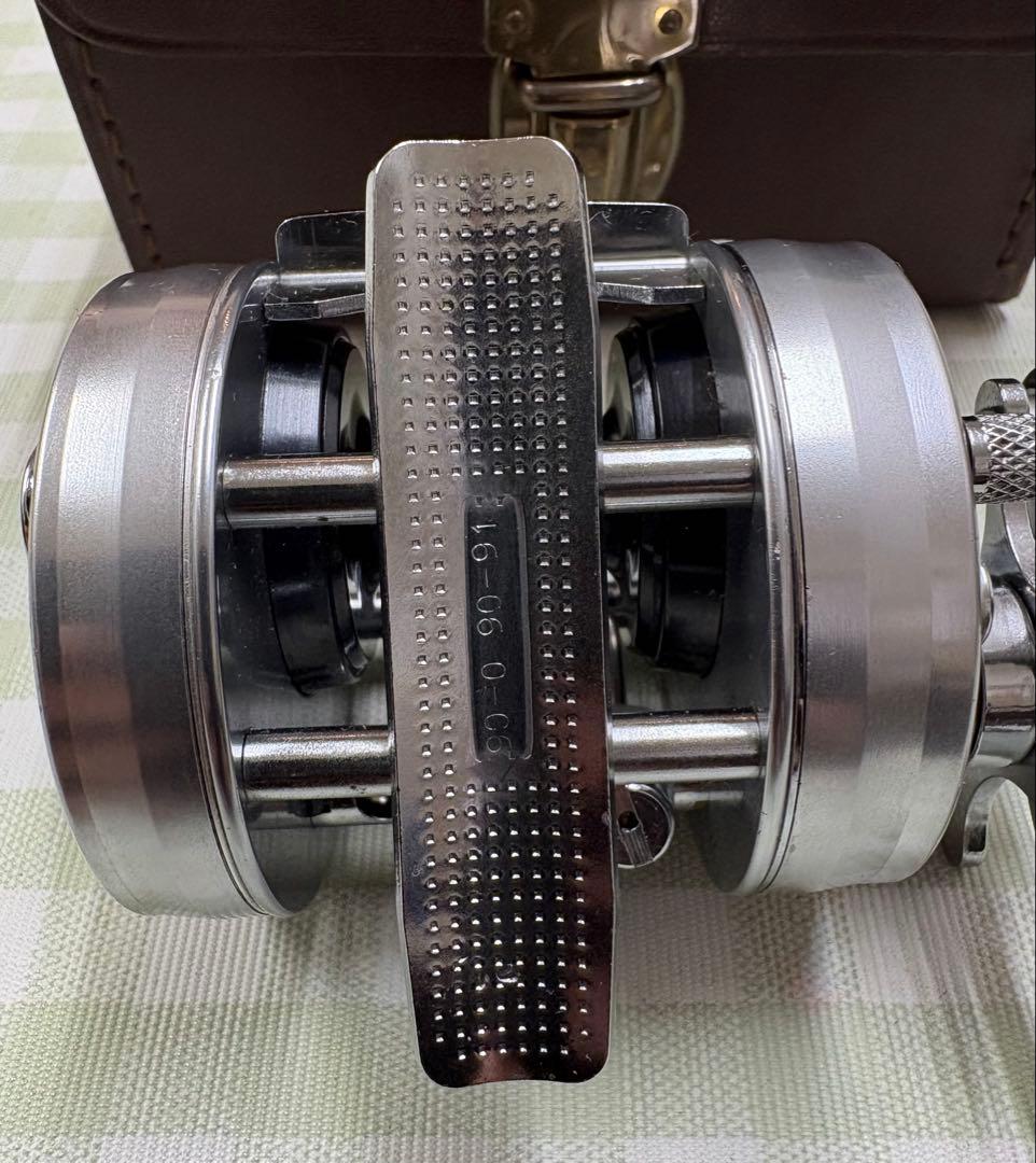 アブガルシア アンバサダー 2500C シルバー + Abu リール ケース