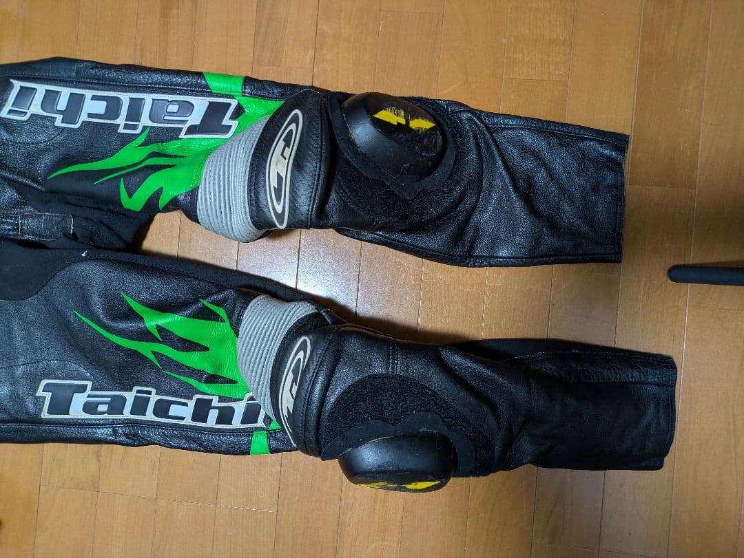 r*3様 RS TAICHI 緑 黒 革ツナギ 膝プロテクター付き