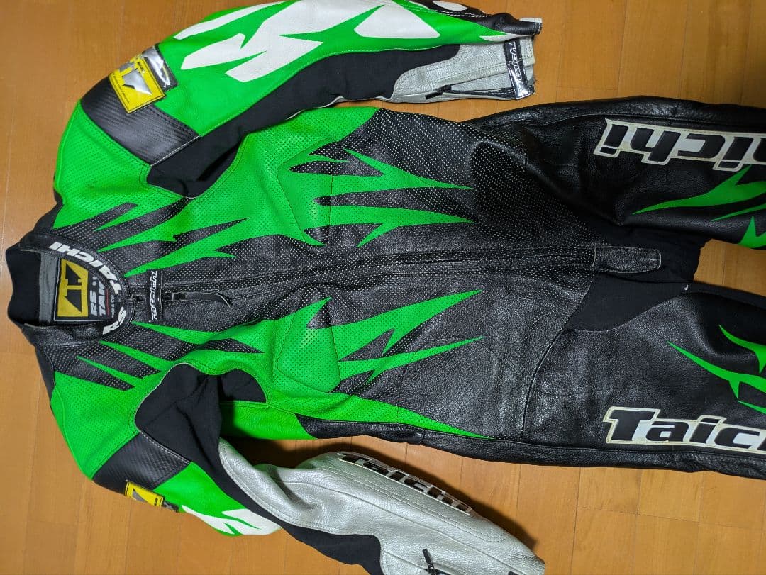 r*3様 RS TAICHI 緑 黒 革ツナギ 膝プロテクター付き