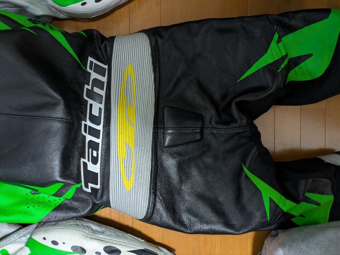 r*3様 RS TAICHI 緑 黒 革ツナギ 膝プロテクター付き