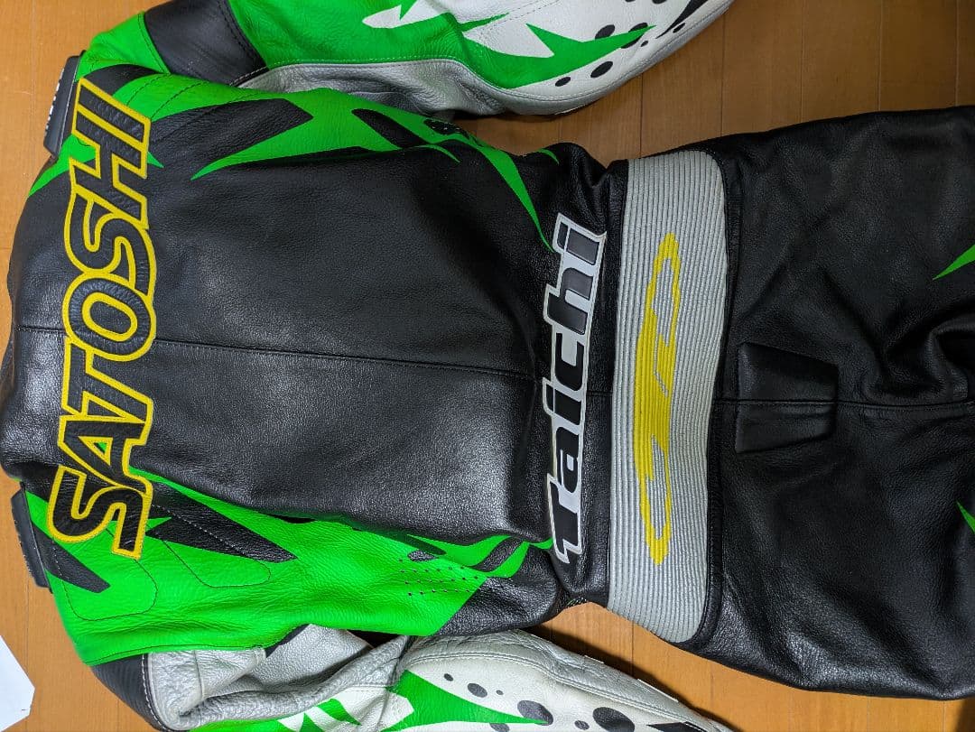 r*3様 RS TAICHI 緑 黒 革ツナギ 膝プロテクター付き