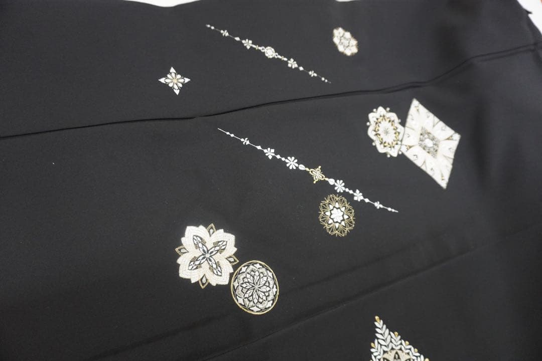や*き様 白い花の刺繍　黒地付下げ 単衣仕立て
