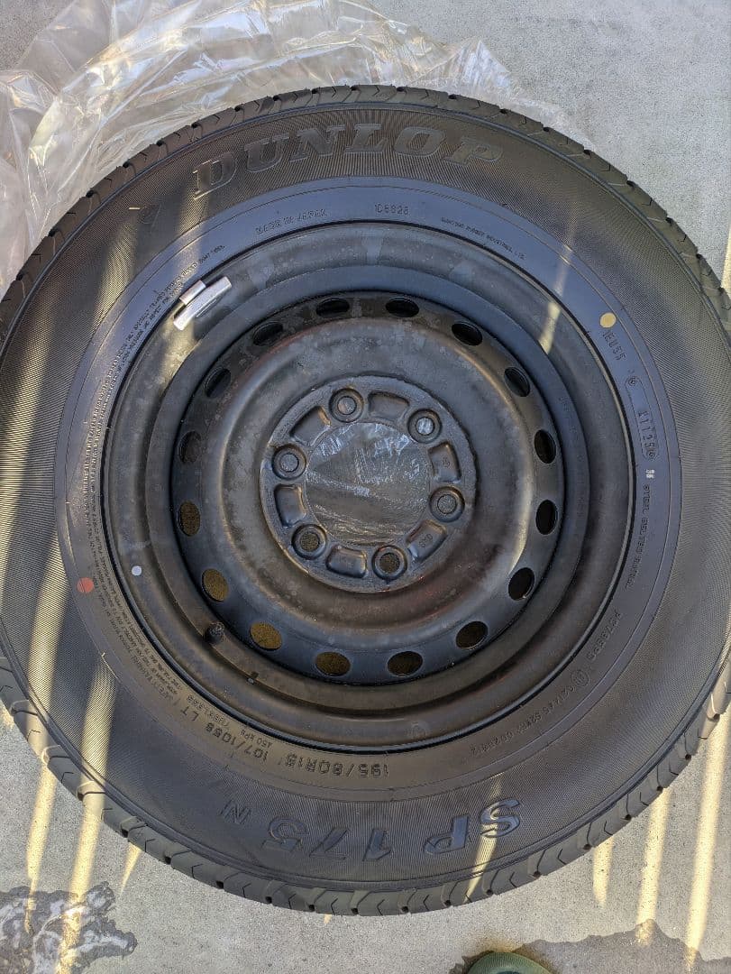 ハイエース純正タイヤ4本セット　新車外し品　d_t様 ①