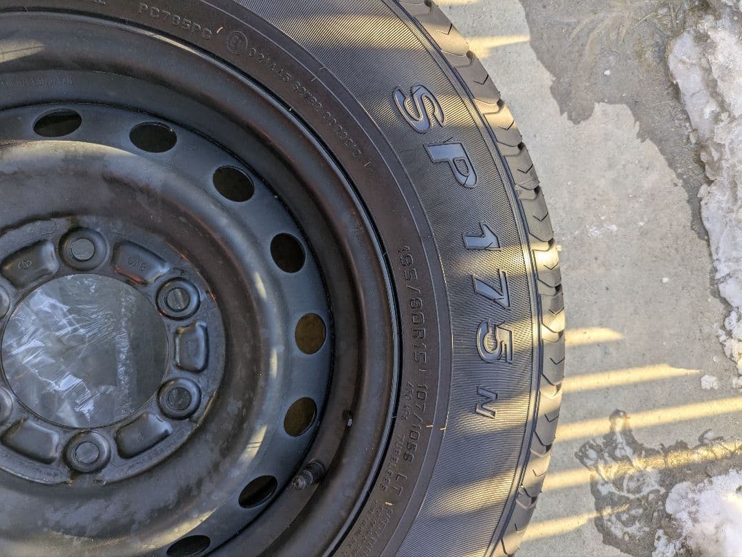 ハイエース純正タイヤ4本セット　新車外し品　d_t様 ①