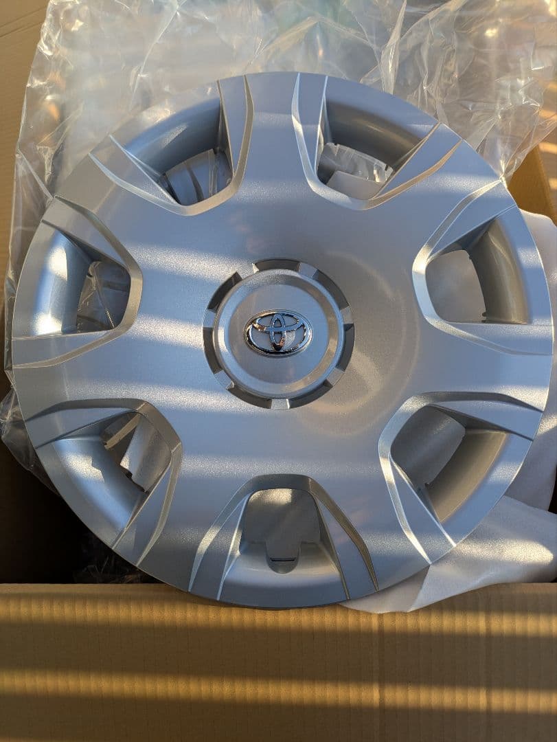 ハイエース純正タイヤ4本セット　新車外し品　d_t様 ①