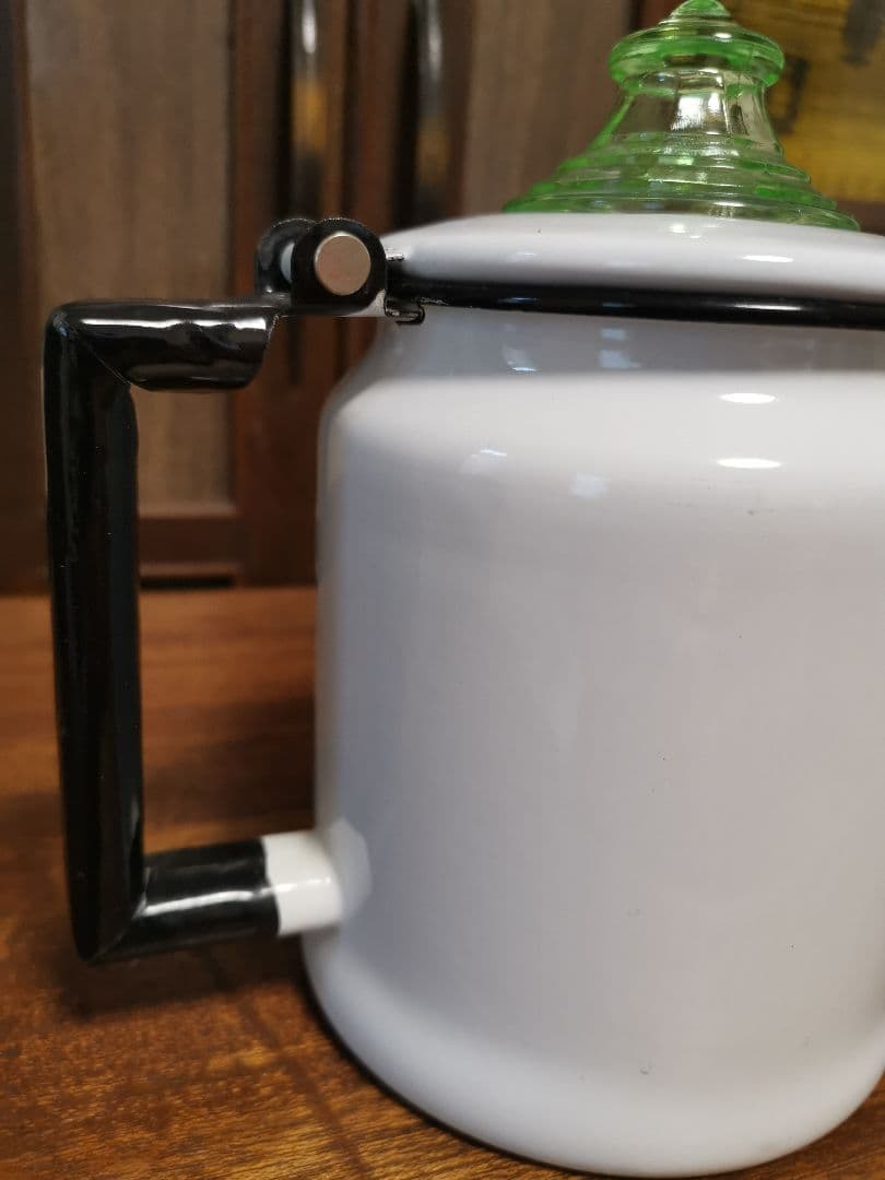アンティーク ホワイトエナメルケトル ブラックリム グリーンガラス撮
