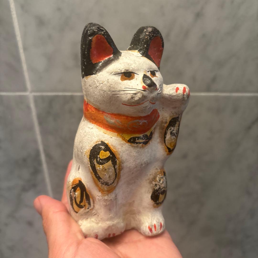 アンティーク三河土人形　手描きの美しい瞳やおヒゲ、色彩が美しい招き猫