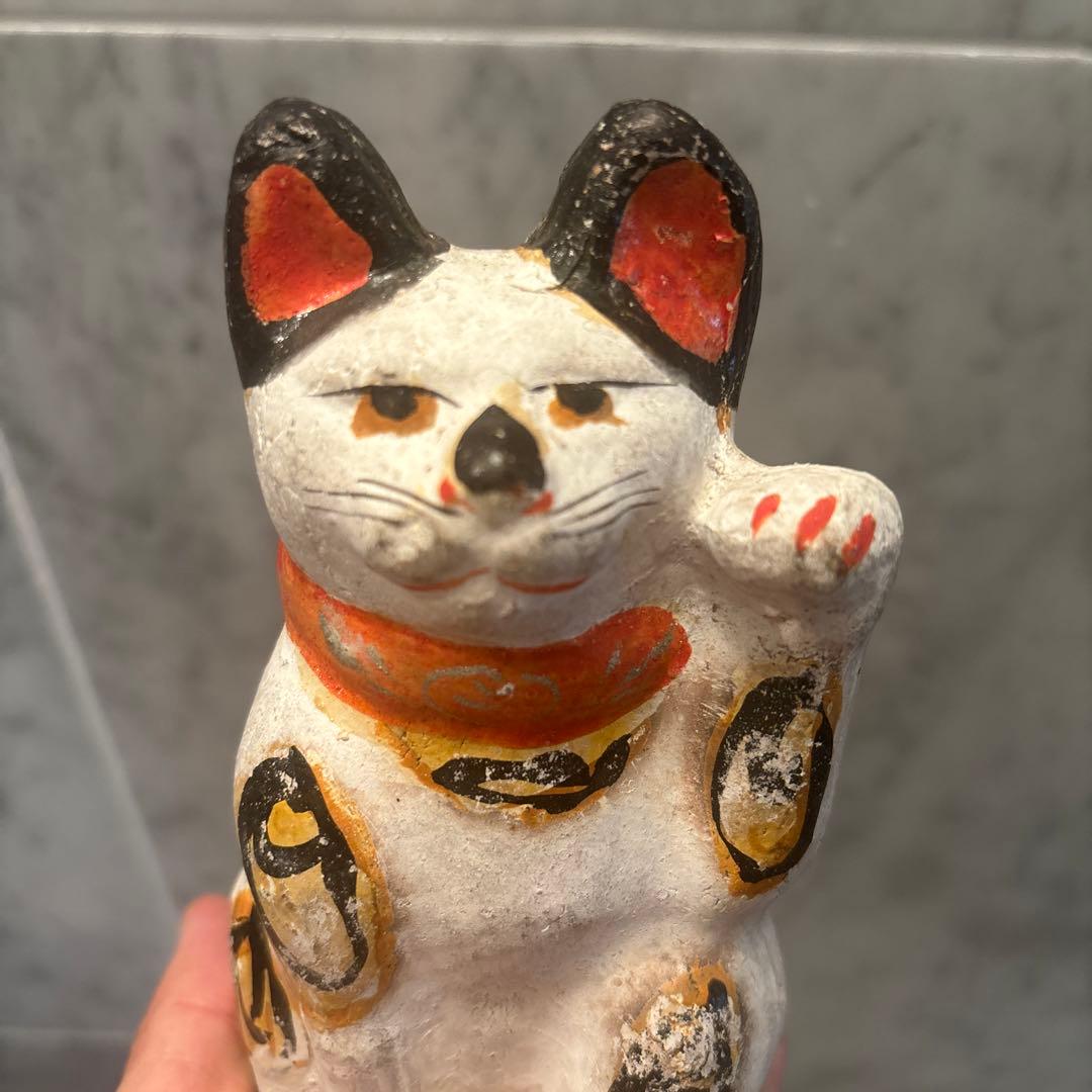 アンティーク三河土人形　手描きの美しい瞳やおヒゲ、色彩が美しい招き猫