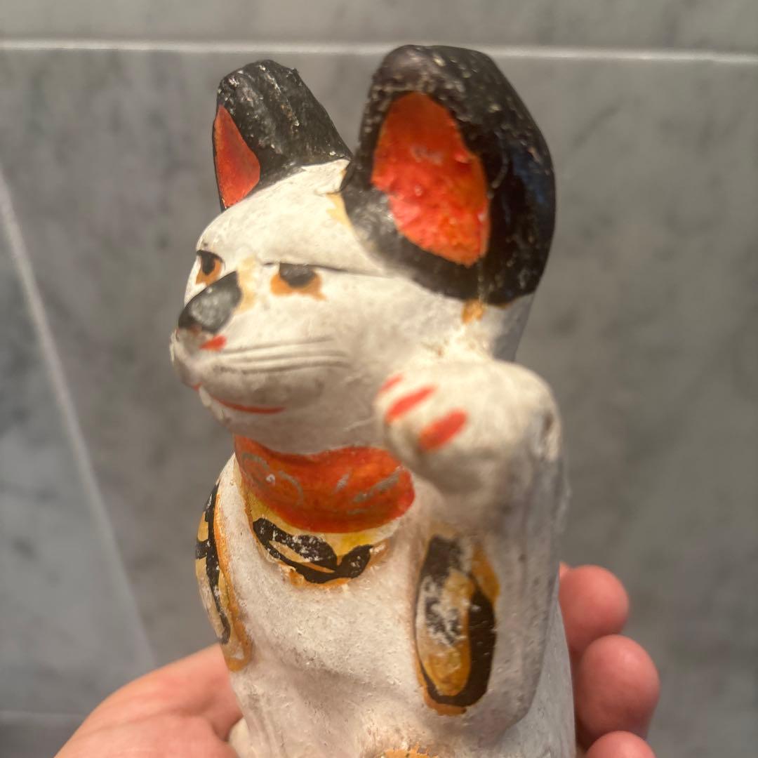 アンティーク三河土人形　手描きの美しい瞳やおヒゲ、色彩が美しい招き猫