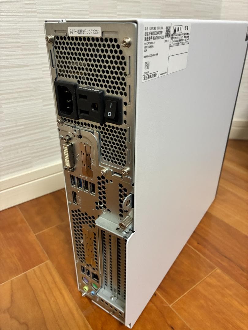 富士通 Esprimo デスクトップPC ホワイト/レッド