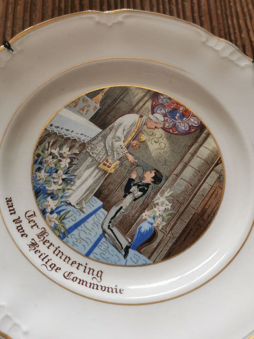 アンティーク ベルギー ボッホ 少年の初聖体拝領記念プレート 飾り皿 ワイヤー付