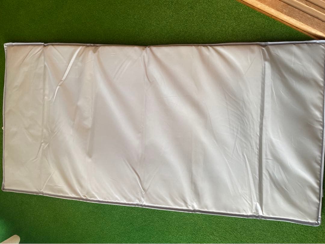 折りたたみ式ベビーベッド グレーとベージュ