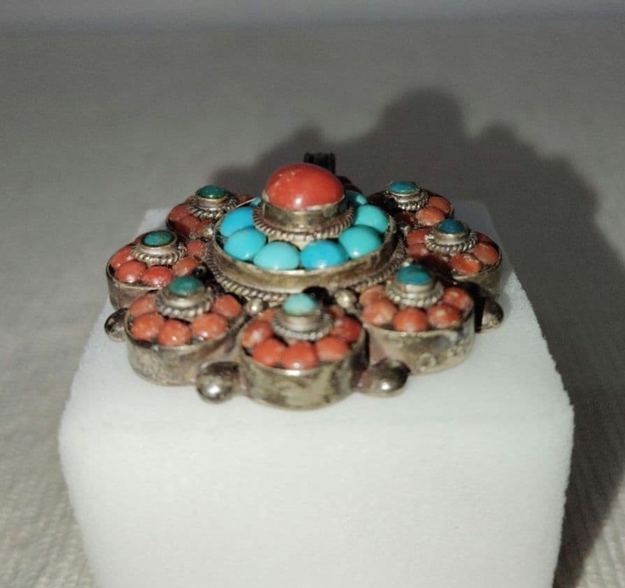 アンティーク　ターコイズと山サンゴのお守りペンダントトップ　ブローチにも