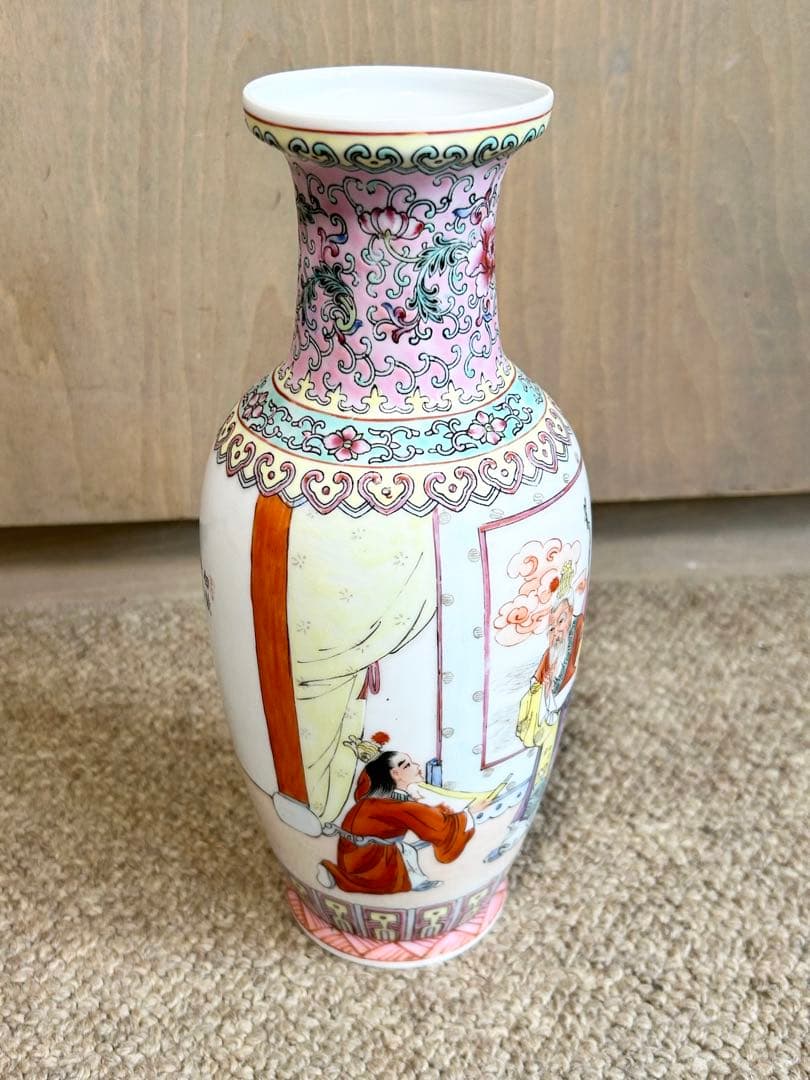 中国景徳鎮製花瓶　粉彩人物紋　三隆　乾隆年製　中国陶磁器　色絵磁器