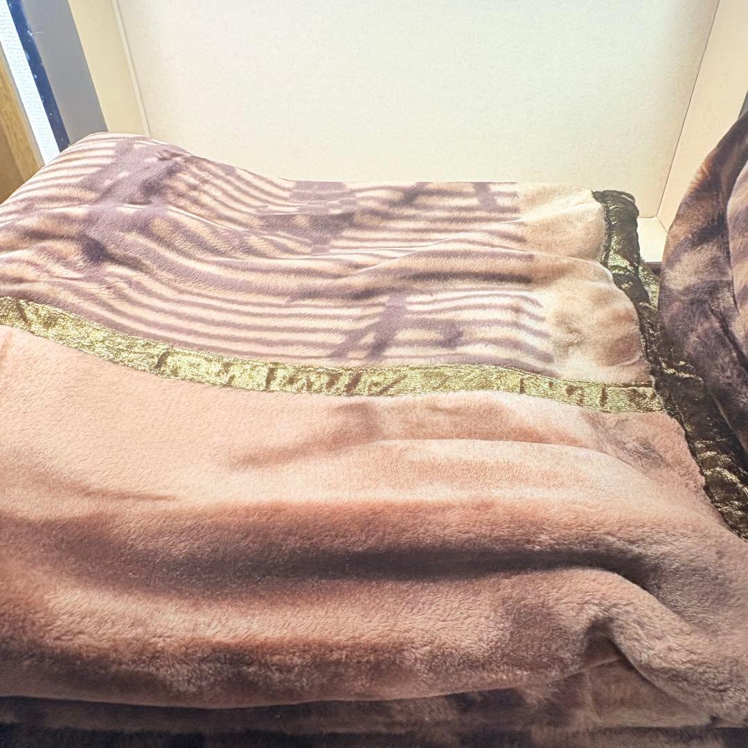 イヴ・サンローラン　YSLロゴ総柄アクリルニューマイヤー毛布