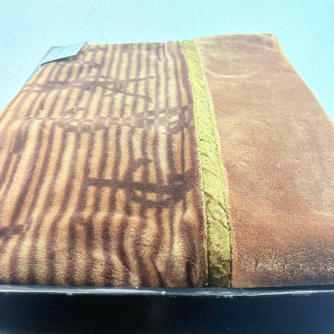 イヴ・サンローラン　YSLロゴ総柄アクリルニューマイヤー毛布