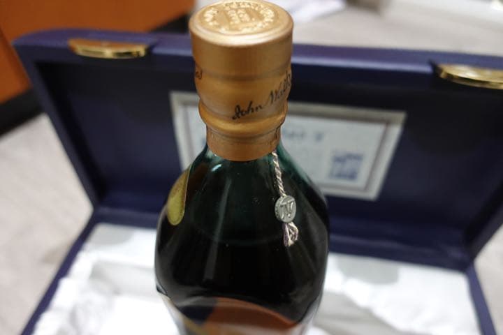 ジョニーウォーカー ブルーラベル 43度 1750ml（豪華化粧箱入り）