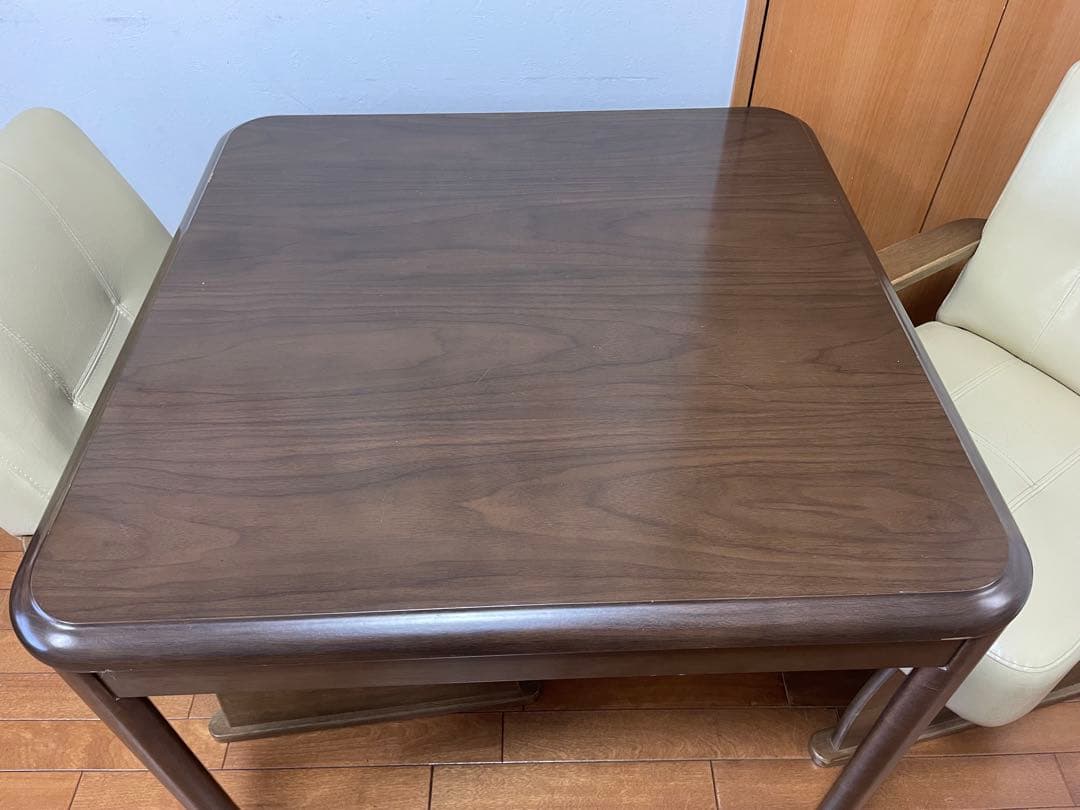 木製正方形テーブルこたつとアーム付きレザー椅子二脚セット布団二枚