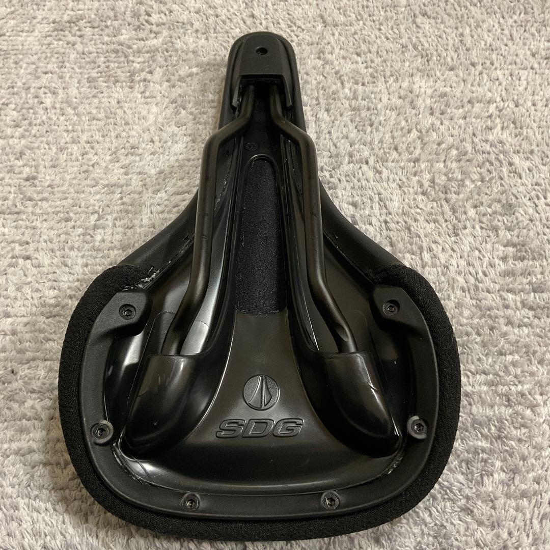 エスディージー　サドル　SDG saddle (leopard) ブルーラグ