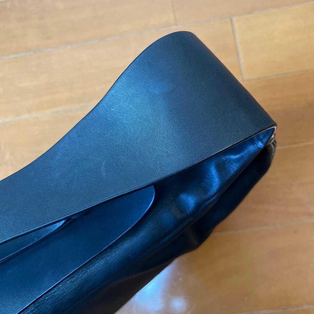 COS ブラックレザー ボディバッグ