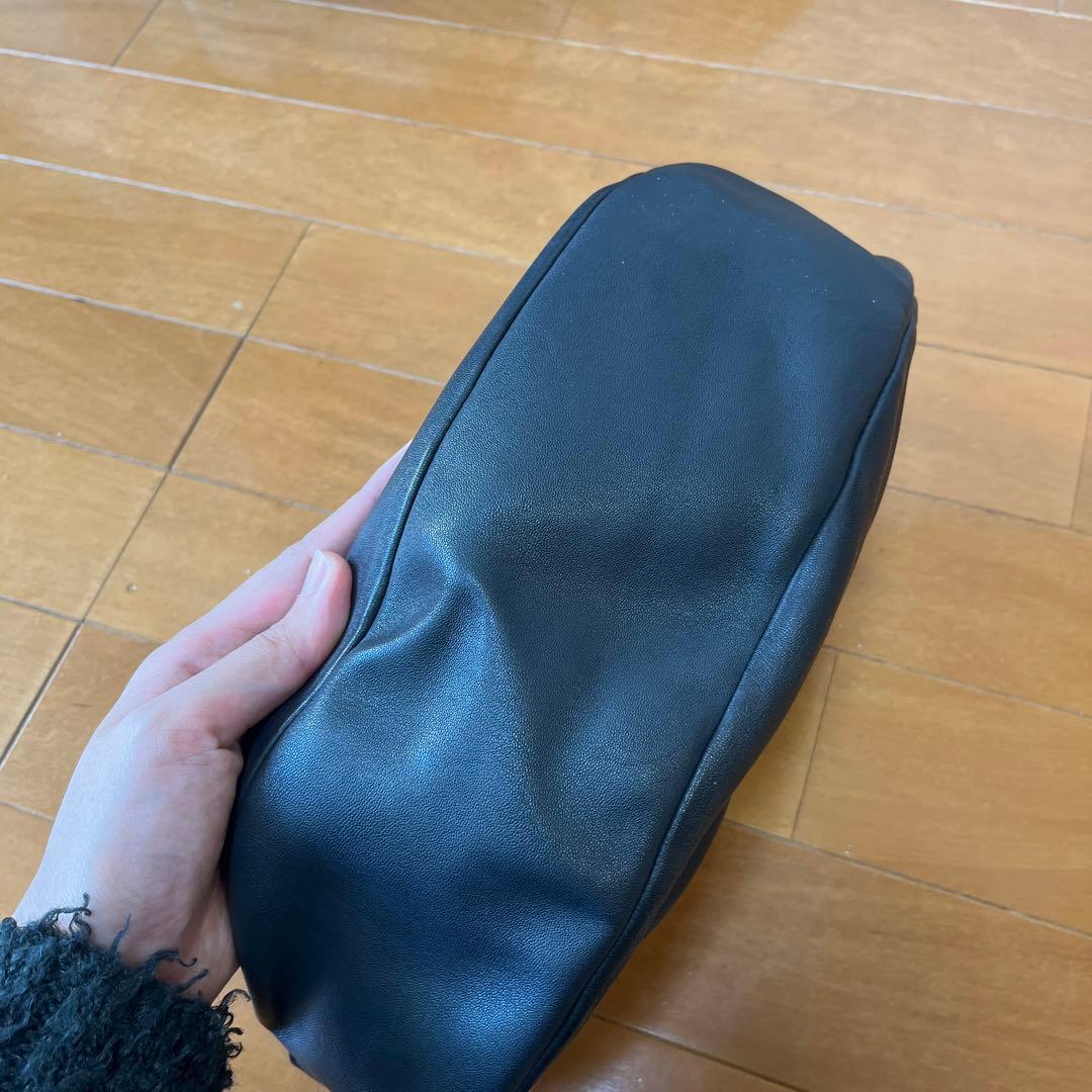 COS ブラックレザー ボディバッグ