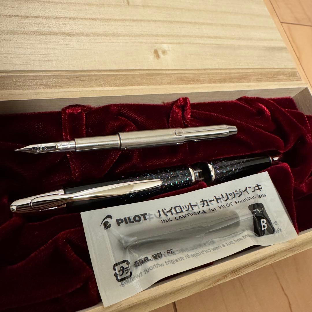 【ほぼ未使用】　PILOT　キャップレス　万年筆　螺鈿　ブラックM字（中字）